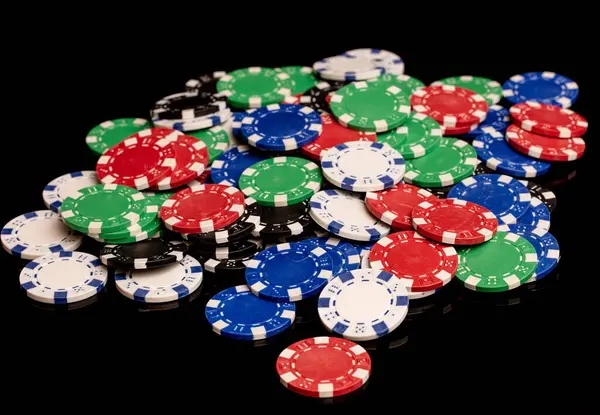 Фишки Покера Карты Черном Фоне — стоковое фото