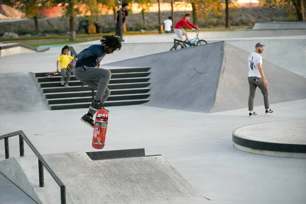 Detroit Michigan Usa 2019 Skaters Motorrijders Oefenen Trucs Bij Zonsondergang — Stockfoto