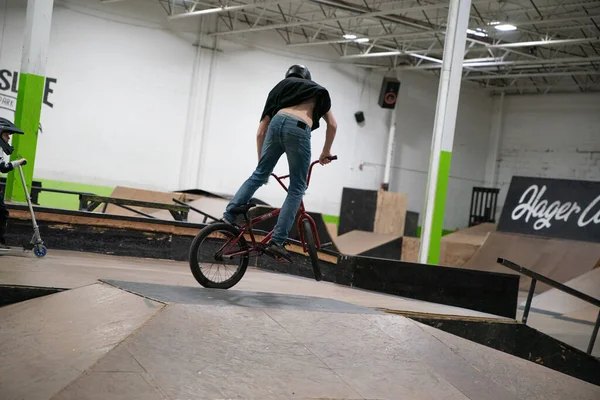 Royal Oak Michigan Jóvenes Adolescentes Ciclistas Patinadores Practican Trucos Modern — Foto de Stock