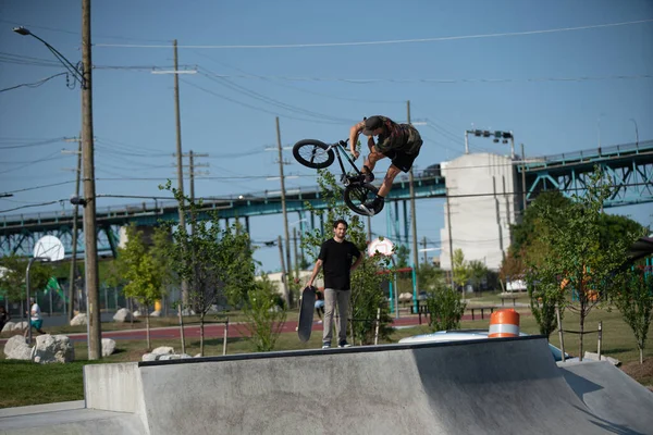 Detroit Michigan Usa 2019 Pattinatori Ciclisti Bmx Praticano Trucchi Nello — Foto Stock