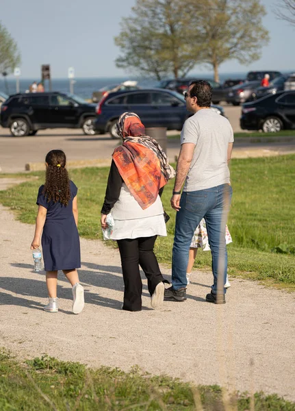 Harrison Township, Michigan, ABD - 24 Mayıs 2020: Covid-19 Corona Virüsü sırasında Michigan Metro Parkı etkinliği.