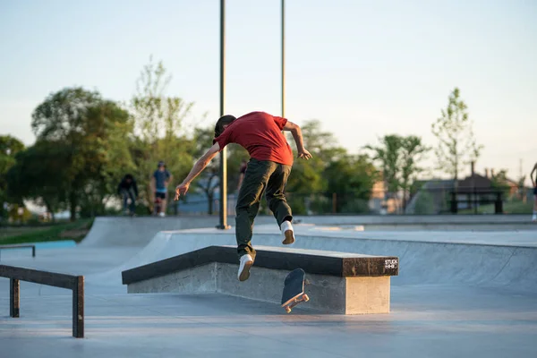 デトロイト ミシガン州 アメリカ 2019 スケート選手たちはデトロイトのスケートパークで日没時にトリックを練習しています — ストック写真