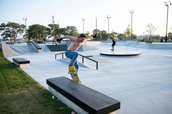 Detroit Michigan Usa 2019 Skaters Gyakorlat Trükkök Naplementekor Deszkapark Detroit — Stock Fotó