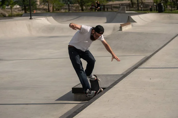Detroit Michigan Usa 2019 Skaters Practice Skateboard Tricks Sunny Day — Stock Photo, Image