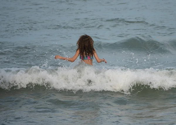 Młoda Kobieta Stroju Kąpielowym Plaży — Zdjęcie stockowe