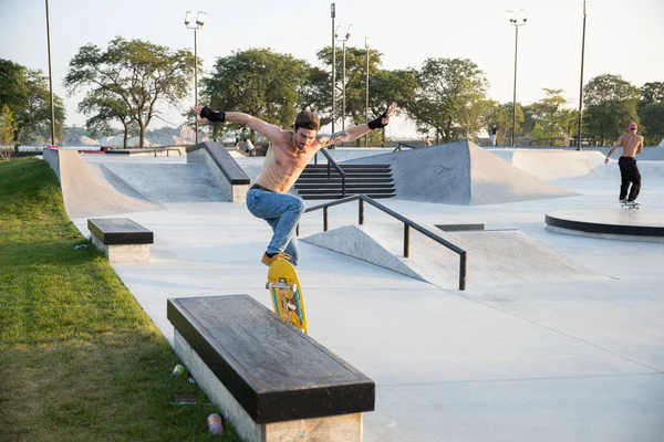 Detroit Michigan Usa 2019 Skater Üben Tricks Bei Sonnenuntergang Skatepark — Stockfoto