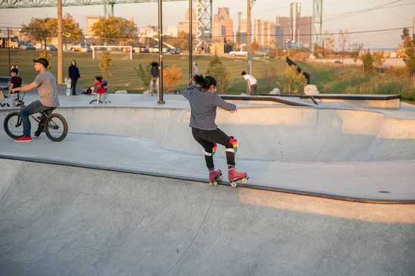 Detroit Michigan Usa 2019 Skaters Bikers Practice Tricks Sunset Detroit — Stock Photo, Image