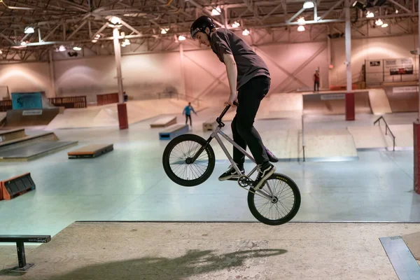 美国密歇根州皇家橡树市 在现代溜冰场的一个公开的溜冰场上 年轻的自行车手和滑板手正在练习滑板技巧 — 图库照片