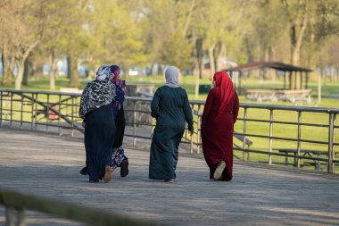 Harrison Township, Michigan, ABD - 24 Mayıs 2020: Covid-19 Corona Virüsü sırasında Michigan Metro Parkı etkinliği.