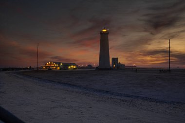Deniz feneri pırıl pırıl bir kış gökyüzünde parlar
