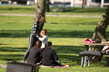 Harrison Township, Michigan, ABD - 31 Mayıs 2020: Covid-19 Corona Virüsü sırasında Michigan Metro Parkı etkinliği.