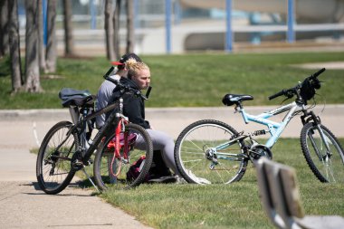 Harrison Township, Michigan / ABD - 13 Mayıs 2020: Corona Virüsü sırasında Michigan Metro Parkı etkinliği.