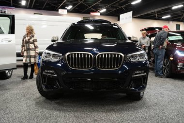 Toledo, Ohio, ABD - 02.07.2020: Büyük Toledo Otomobil Fuarı 2020, The Blade tarafından sunuldu, en yeni araç modelleri ve otomotiv teknolojisinde son gelişmeler.