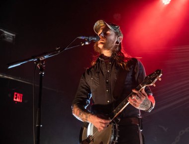 The Devil Make Three, Detroit, Michigan 'daki Saint Andrews Hall' da canlı performans sergiliyor. 02-05-2019