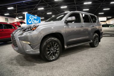 Toledo, Ohio, ABD - 02.07.2020: Büyük Toledo Otomobil Fuarı 2020, The Blade tarafından sunuldu, en yeni araç modelleri ve otomotiv teknolojisinde son gelişmeler.