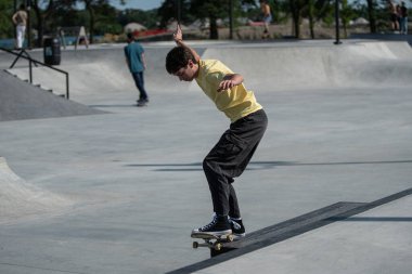 Detroit, Michigan, ABD - 08.01.2019: Patenciler Detroit kaykay parkında kaykay numaraları yapıyor