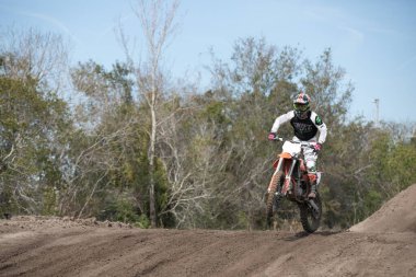 Orlando, Florida, ABD - 03.09.2018: Motokros sürücüleri Florida 'nın merkezinde güneşli bir günde toprak motosikletlerinde hile ve beceri yapıyorlar.