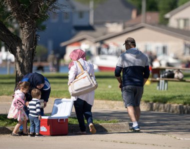 Harrison Township, Michigan, ABD - 31 Mayıs 2020: Covid-19 Corona Virüsü sırasında Michigan Metro Parkı etkinliği.