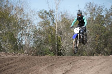 Orlando, Florida, ABD - 03.09.2018: Motokros sürücüleri Florida 'nın merkezinde güneşli bir günde toprak motosikletlerinde hile ve beceri yapıyorlar.