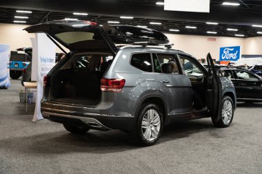 Toledo, Ohio, ABD - 02.07.2020: Büyük Toledo Otomobil Fuarı 2020, The Blade tarafından sunuldu, en yeni araç modelleri ve otomotiv teknolojisinde son gelişmeler.