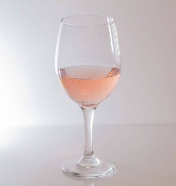 iki bardak beyaz ve kırmızı şarap.