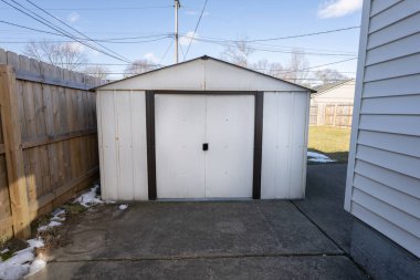 Kapıları kapalı metal baraka