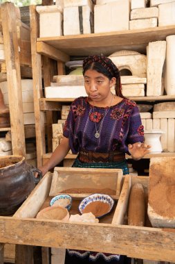 Antigua Guatemala, Guatemala - Mart 09 2020: Corona Virüsü 'nden hemen önce Guatemala' da el yapımı ve boyalı seramik.