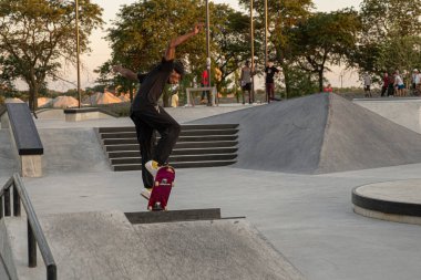 Detroit, Michigan, ABD - 08.09.2019: Patenciler gün batımında paten parkında numaralar yapıyor