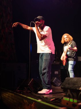 Orlando, Florida, ABD - 09.01.2018: Trae Pierce ve Rahibe Hazel 'ın T Stones açılışı Orlando, Florida' daki House of Blues 'da canlı performans sergiledi.