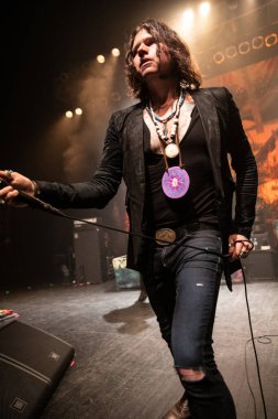 Detroit, Michigan / USA - 04-23-2019: Rival Sons rock grubunun vokalisti Jay Buchanan Fillmore Detroit 'te canlı performans sergiliyor