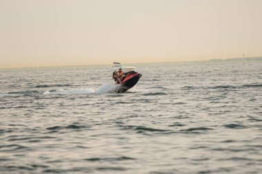 Kişisel su araçları güneşli bir günde Metro Parkı 'nda eğleniyor ve numaralar yapıyor.