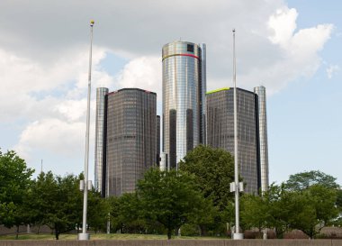 Detroit Rönesans Merkezi rüzgarlı bir günde dimdik ayakta