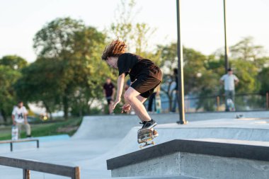 Detroit, Michigan, ABD - 07.14.2019: Patenciler gün batımında Detroit 'teki kaykay parkında numaralarını çalışıyorlar