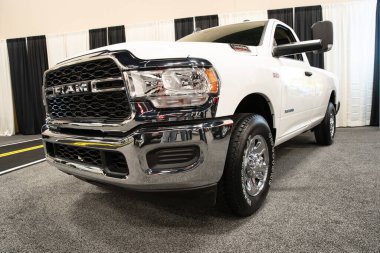 Toledo, Ohio, ABD - 02.07.2020: Büyük Toledo Otomobil Fuarı 2020, The Blade tarafından sunuldu, en yeni araç modelleri ve otomotiv teknolojisinde son gelişmeler.