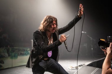 Detroit, Michigan / USA - 04-23-2019: Rival Sons rock grubunun vokalisti Jay Buchanan Fillmore Detroit 'te canlı performans sergiliyor