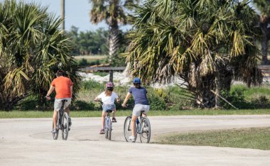 Genç bir aile yolda ilerliyor.