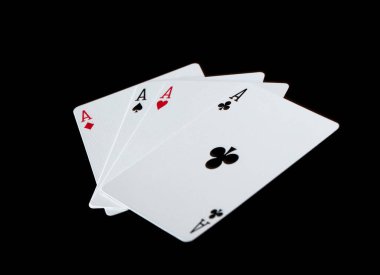 Siyah arkaplanda poker çipleri ile kart oynamak