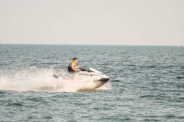 Dalgacılar ve su araçları gölde numaralar yapıyor..