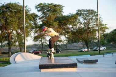 Detroit, Michigan, ABD - 07.14.2019: Patenciler gün batımında Detroit 'teki kaykay parkında numaralarını çalışıyorlar