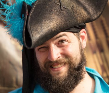 Gülümseyen korsan portresi