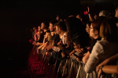 Detroit, Michigan, ABD - 11.09.2018: Silverstein özel konuk Hawthorne Heights ile Majestic Theater 'da canlı performans sergiliyor.