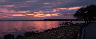 Parkta gün batımında kırmızı ve mor gökyüzü
