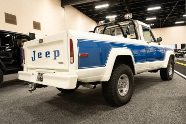 Toledo, Ohio, ABD - 02.07.2020: Büyük Toledo Otomobil Fuarı 2020, The Blade tarafından sunuldu, en yeni araç modelleri ve otomotiv teknolojisinde son gelişmeler.