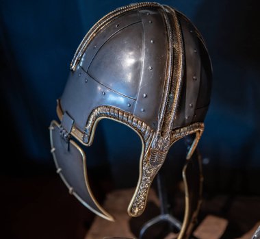 Savaş miğferi savaşa hazır.