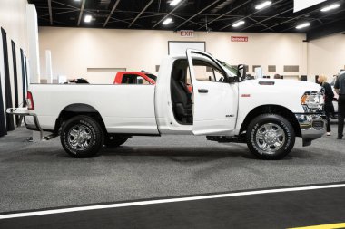 Toledo, Ohio, ABD - 02.07.2020: Büyük Toledo Otomobil Fuarı 2020, The Blade tarafından sunuldu, en yeni araç modelleri ve otomotiv teknolojisinde son gelişmeler.