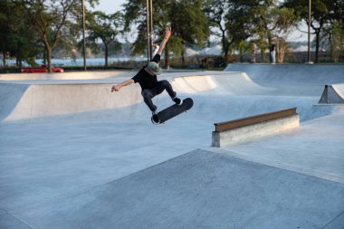Detroit, Michigan, ABD - 09.30. 2019: Patenciler Detroit 'teki kaykay parkında gün batımında pratik yapıyorlar.