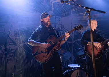 The Devil Make Three, Detroit, Michigan 'daki Saint Andrews Hall' da canlı performans sergiliyor. 02-05-2019