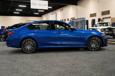 Toledo, Ohio, ABD - 02.07.2020: Büyük Toledo Otomobil Fuarı 2020, The Blade tarafından sunuldu, en yeni araç modelleri ve otomotiv teknolojisinde son gelişmeler.