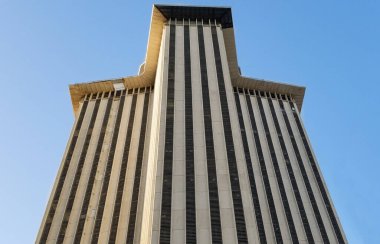 Bilinmeyen gökdelen Güneşli bir günde dimdik ayakta