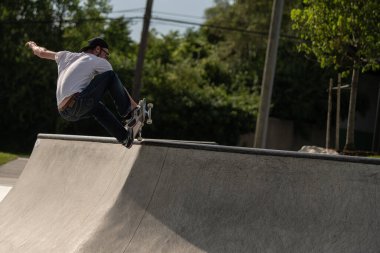 Detroit, Michigan, ABD - 07.05.2019: Kaykaycılar güneşli bir günde kaykay numaralarını çalışırlar..